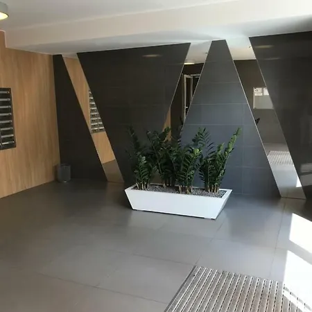 Metro Slodowiec, Free Parking Zeromskiego 1 Cmkp- 5 Min